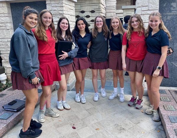 This August, junior Eliza Dorros, with the help of junior Biana Sieler, founded the Maverick Belles, an acapella group consisting of ten girls: Abi Balachandran, Annie Villa, Biana Sieler, Cate Adams, Claire Connelly, Claire Glickert, Elisa Feygin, Eliza Dorros, Kate Andearsen, and Vivian Conelly. 